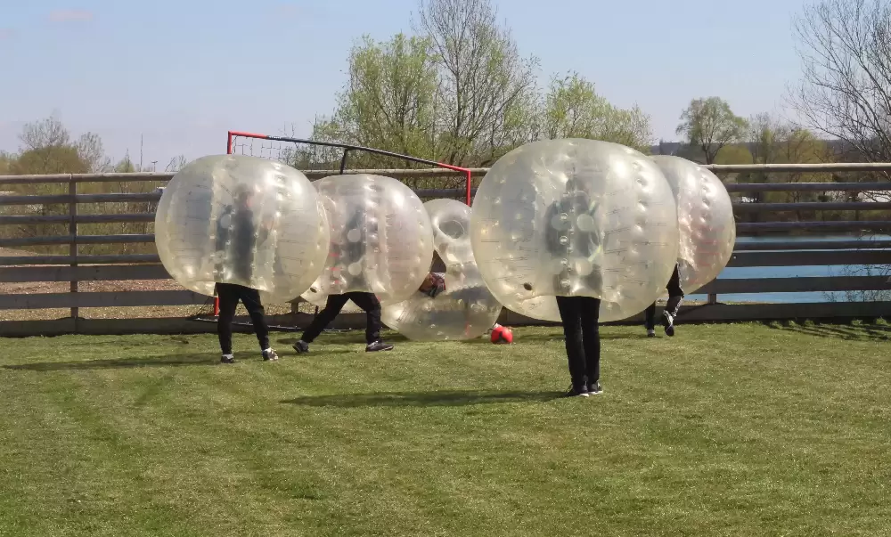 partie de bubble foot par une entreprise