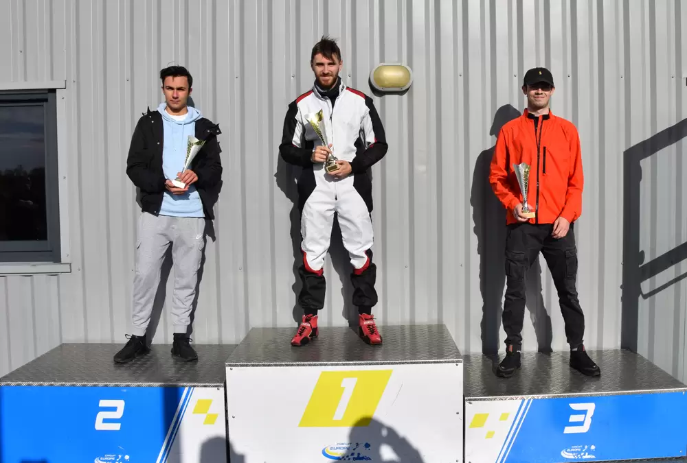 Podium de la course des jours fériés du 11 novembre 20 Les trois pilotes montés sur les plus hautes marches de la course du 11 novembre 202