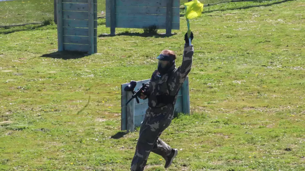 paintball victoire drapeau joueur ramène le drapeau dans son camp