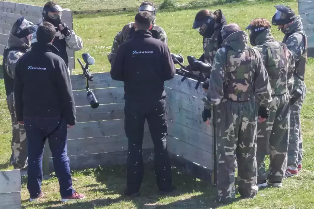 briefing lors d'une partie de paintball par une entreprise