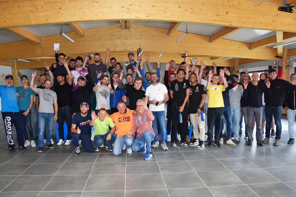 le podium de l'enduro race 2025 les pilotes aux podium de l'enduro race 2025