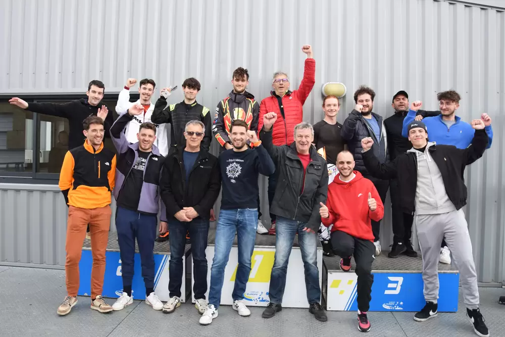 photo de groupe des pilotes au podium de la course du 1er avril 2024