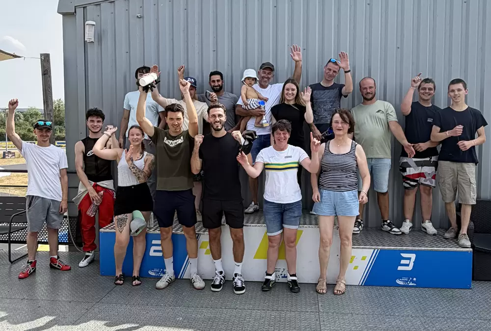 les pilotes au podium de la course de la Fêtes Nationale 2026 après-mi