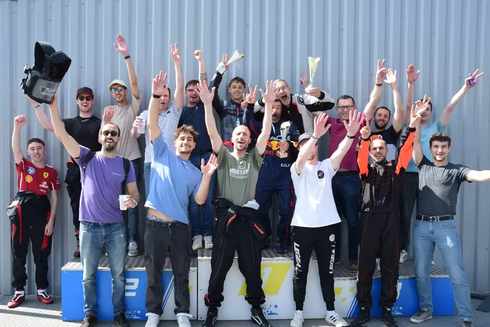 les pilotes au podium de la course du 30 mai 2025 les pilotes au podium de l'Overpass du 30 mai 2025
