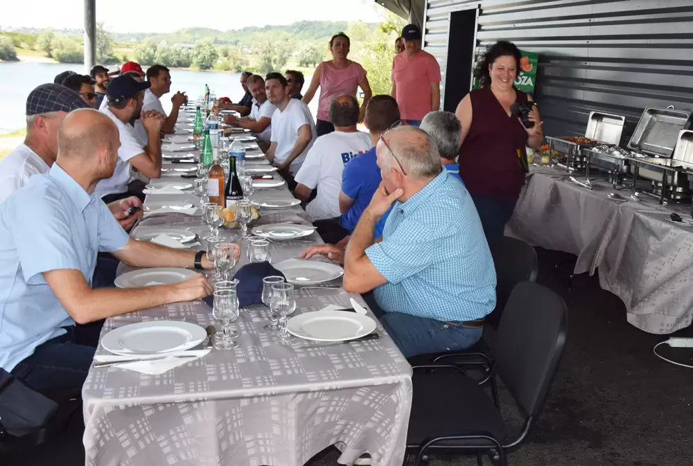 repas barbecue en extérieur séminai