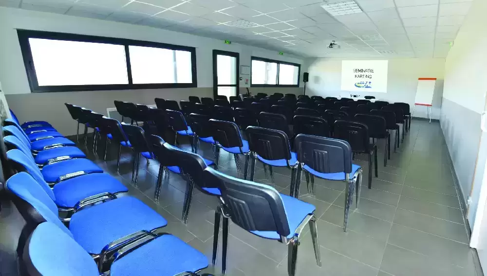 salle de séminaire disposée en cin