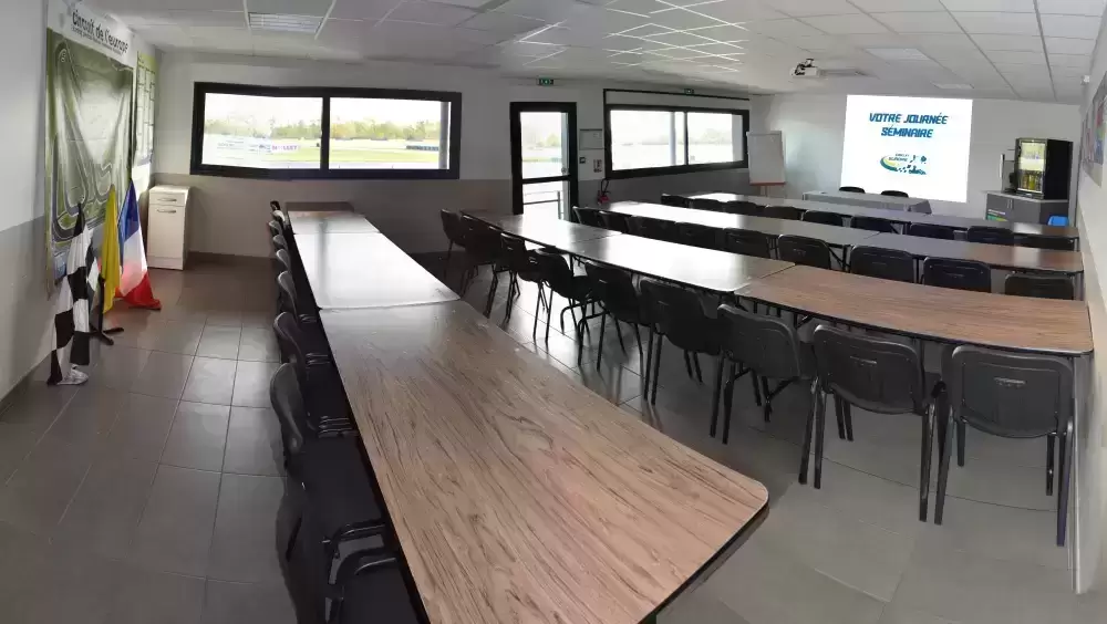 salle de séminaire disposée en clas