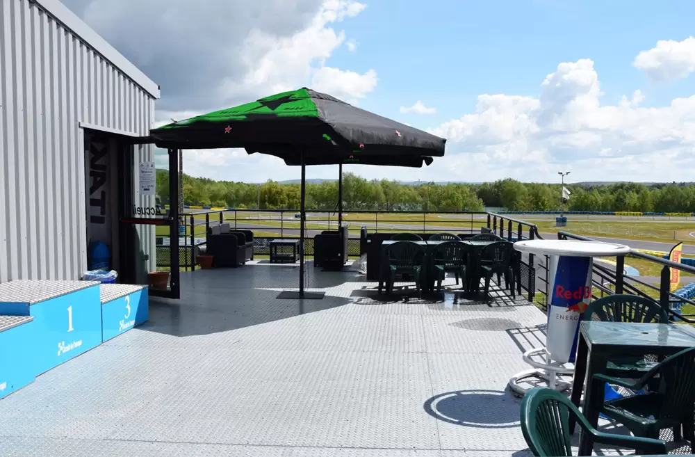 terrasse avec vue panoramique sur le circuit et le lac