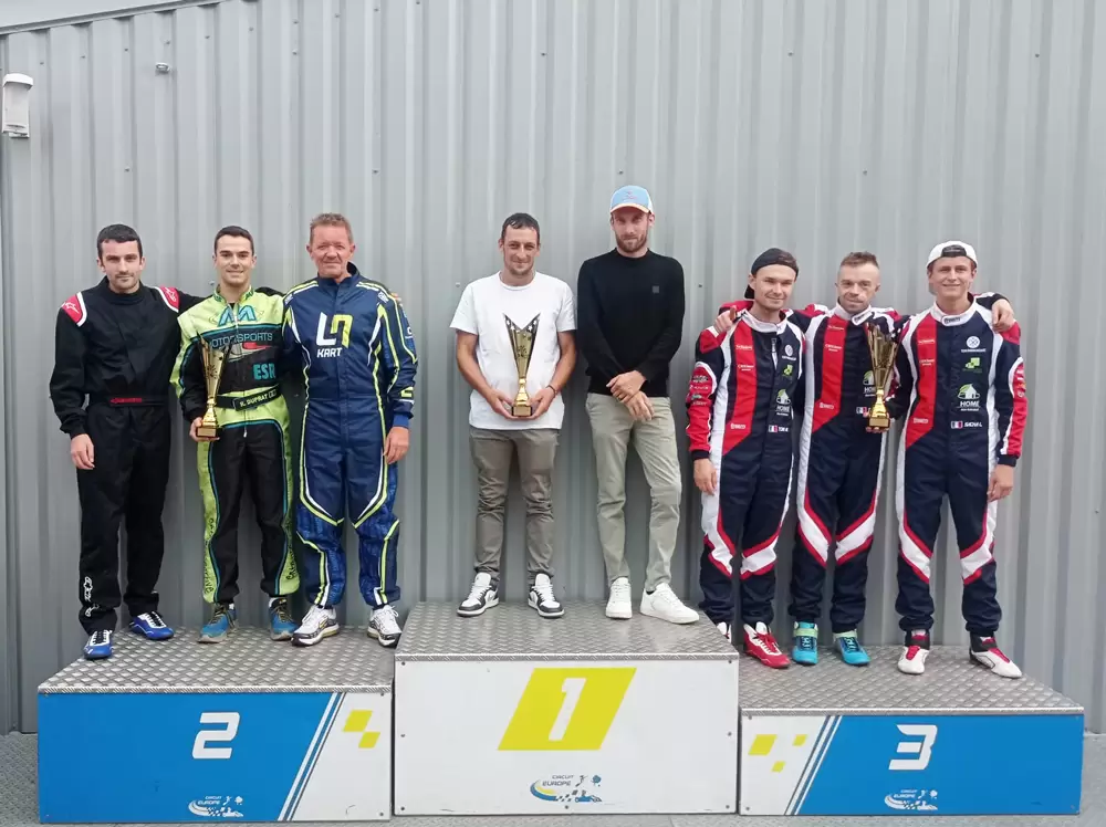 les vainqueurs au podium de l'enduro race du 30 août 202